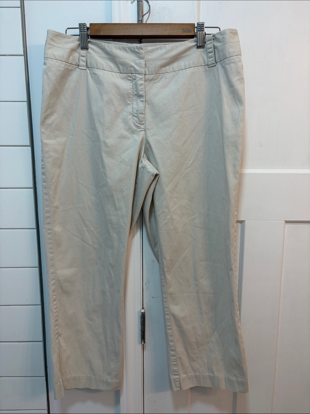 Chico's Cream Straight-Leg Capris Size 1 (Women's M)